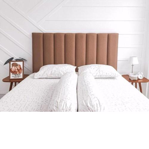 Kos harian american style wooden white house