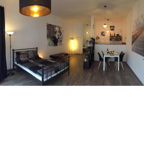 Künstlerisches Glasfront-Apartment