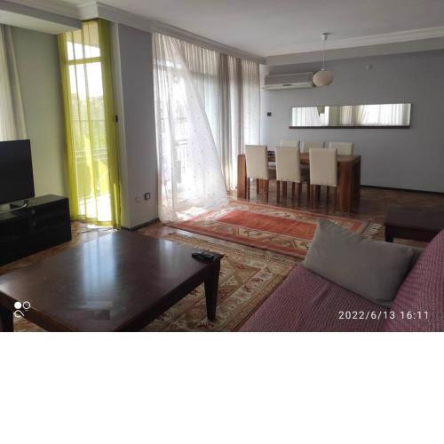 Kuşadası Merkezde Sahile Yakın Daire