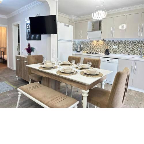 KUŞADASI YAT LİMANINA 30 METRE 2+1 GÜNLÜK KİRALIK LÜKS DAİRE