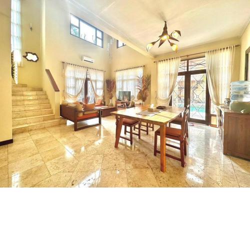 kuta 5BR private villa pool ,near airport,