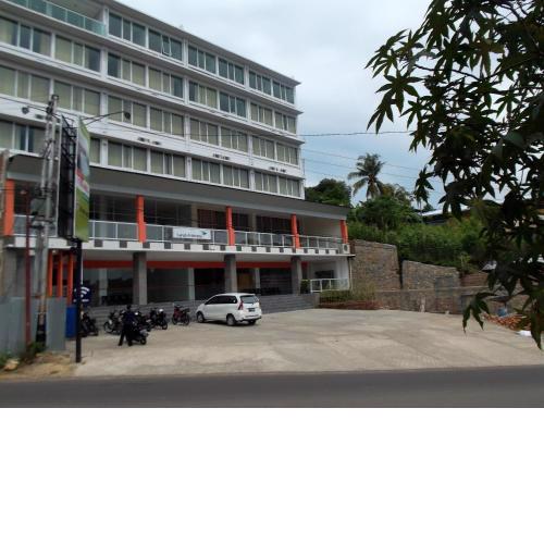 L Bajo Hotel