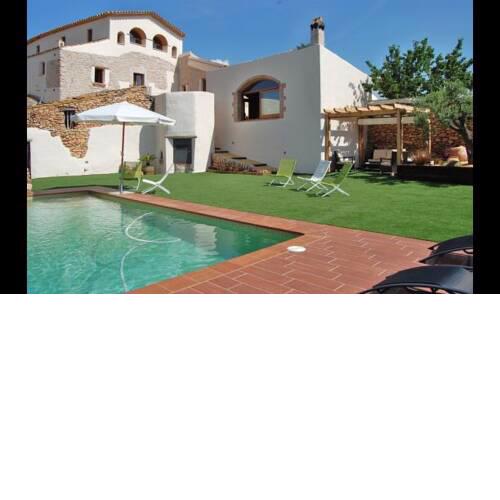 la Bisbal del Penedes Villa Sleeps 13 with Pool