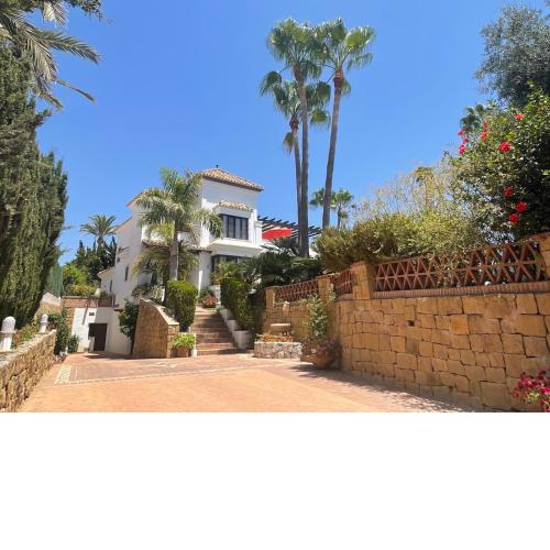 La Perla Marbella, Beachside Villa with Private Pool and Jacuzzi