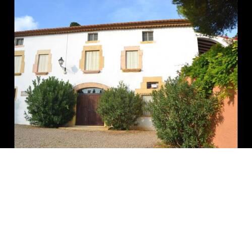 la Riera de Gaia Villa Sleeps 8 with Pool