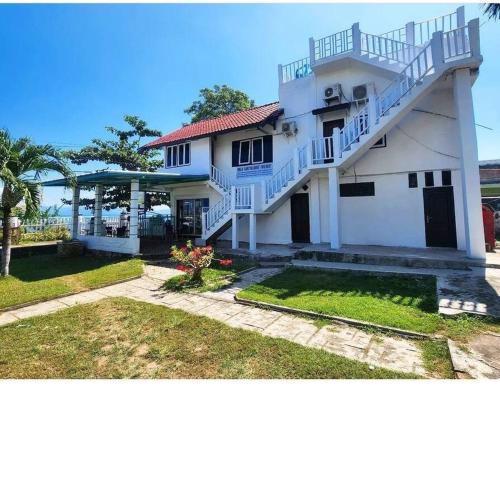 Lakey Peak's Luxe Beachfront Villa "LakeyAlaVue" Early Season Specials