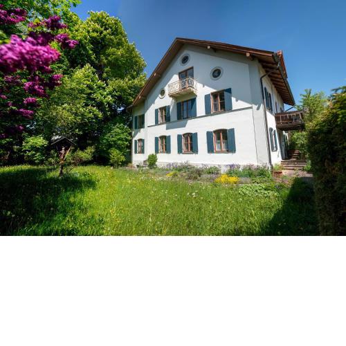 Landhauswohnung mit wildromantischem Garten