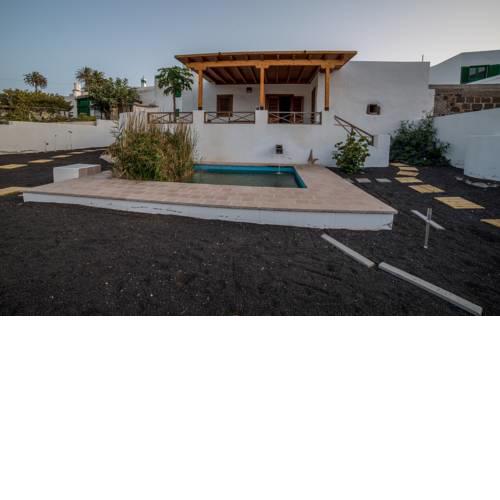 Lanzarote Villa historica con terraza y jardín by Lightbooking
