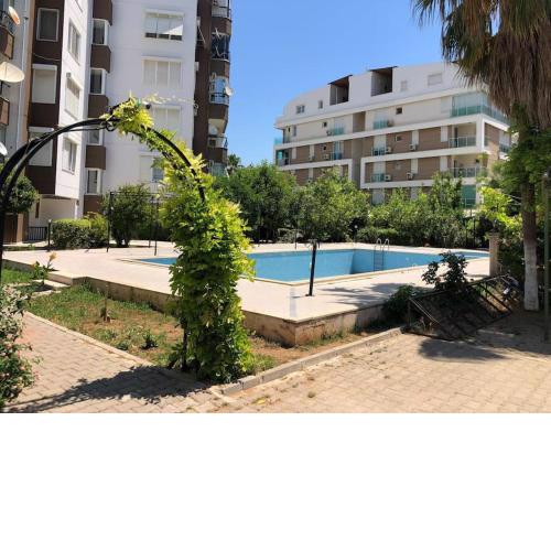 Lara denize 900 metre havuzlu 1+1 özel müthiş lokasyon ev