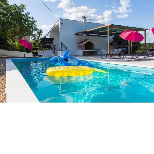 Large 150 m2 apt with pool and 500 m2 garden