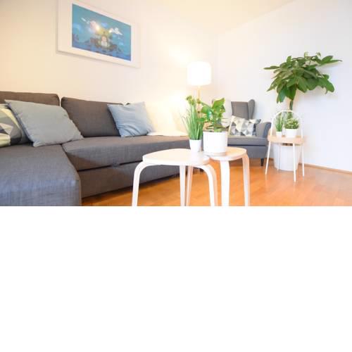 Large 6 Beds Flat Family friendly with private Parking