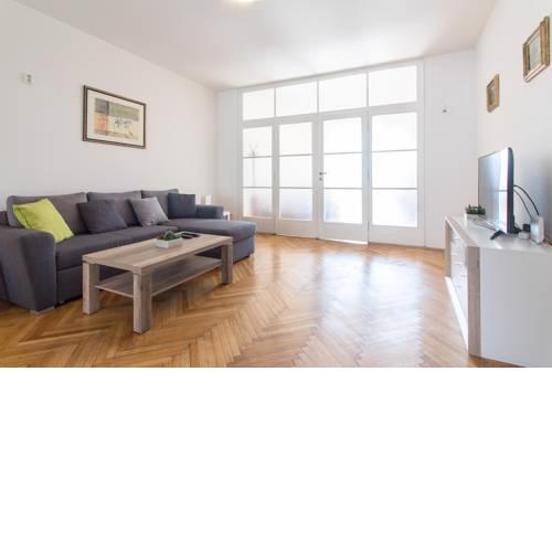 Large Apartment 1min Walk to Metro Andel by easyBNB