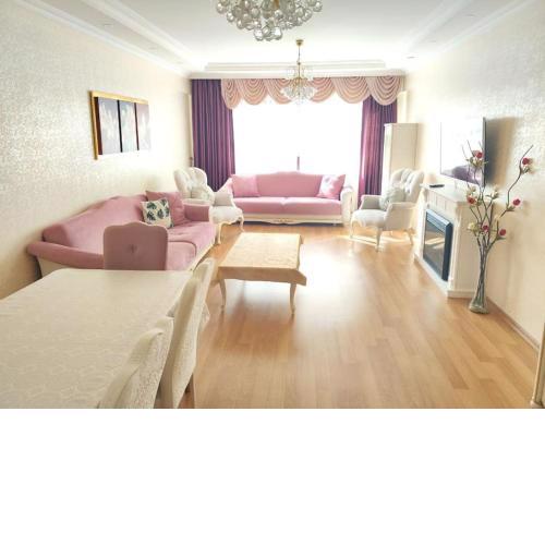 Large apartment near metrobus station