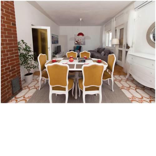Large apartment with garage near the airport