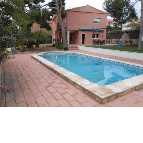 Large bedroom with private bathroom near Metro