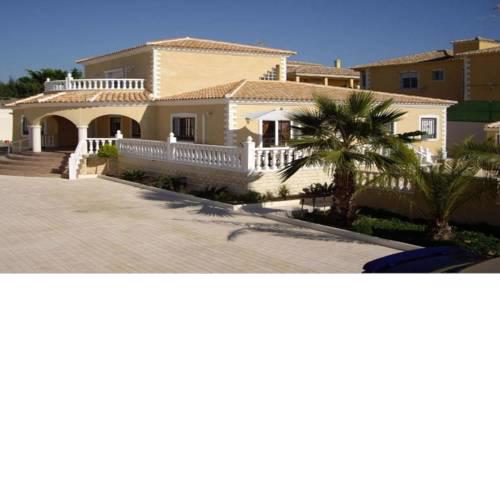 Large Luxurious Villa Urb La Escuera with Private Pool