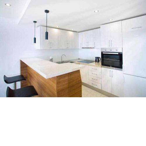 Large modern BEACH FRONT apartment, ROOFTOP POOL!!