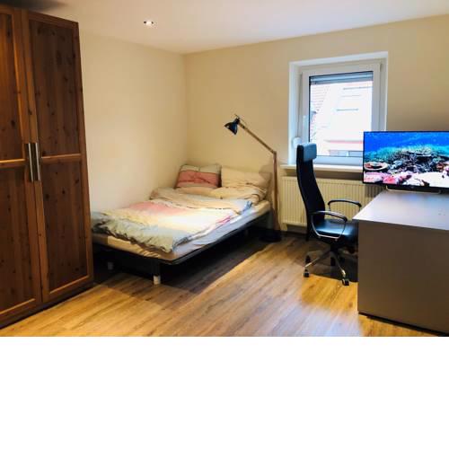 Room with own modern bath between fair and center, privatly rented - to engl, frenc, germ speaker