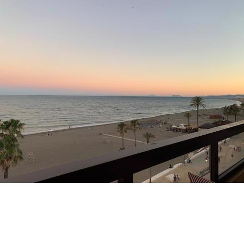 Las Palmeras-Front to the sea/Estepona center/Wifi