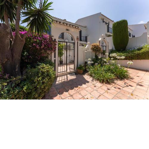 Las pergolas Newly renovated townhouse with front line golf view
