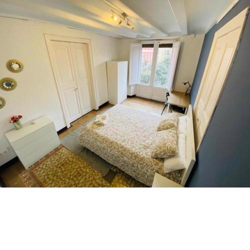 LAS RAMBLAS NEAR & MERCE SQUARE VIEW PRIVATE ROOM 2 or 3 GUESTS
