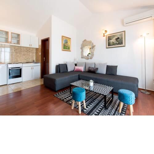Lavish Holiday Home in Podstrana with Garden
