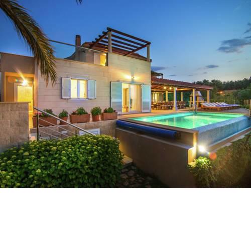 Lavish Villa with Pool in Supetar Croatia