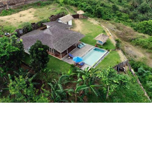 Le Joglo - Top of a Steep Hill - Self ventilated Eco friendly No AC Villa with incredible Sea View