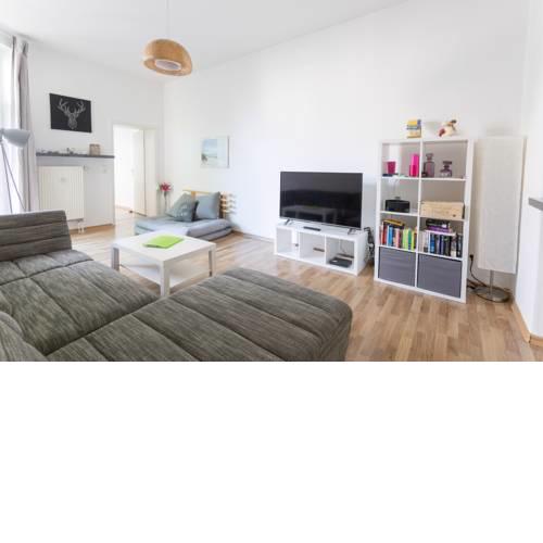 schöne helle Wohnung mit grünem Innenhof und Balkon
