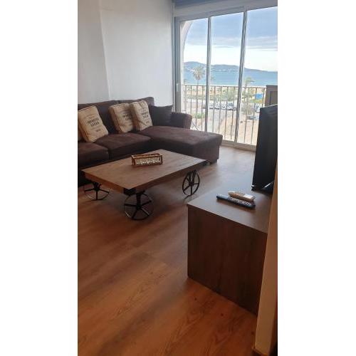 LES VAGUES AU BAlCON LES DRAPS NE SONT PAS FOURNIS