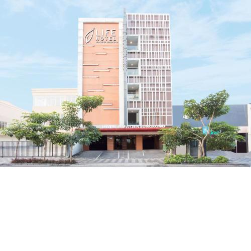 Life Hotel Mayjend Sungkono