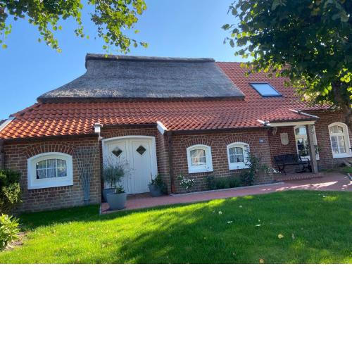 Lindenhuus-Urlaub unter einem Teilreetdach-Terrasse - Nahe Norden-Norddeich
