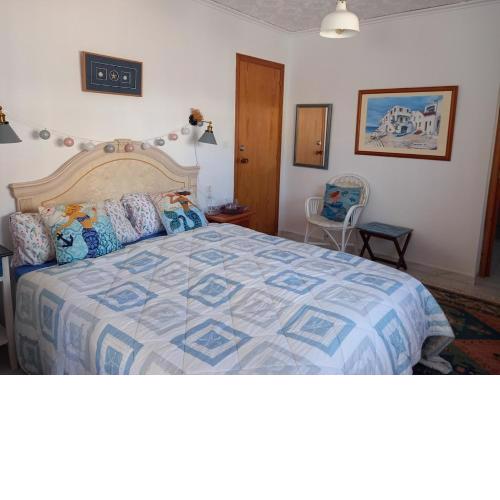 Little house near beach with garden,parking,wifi