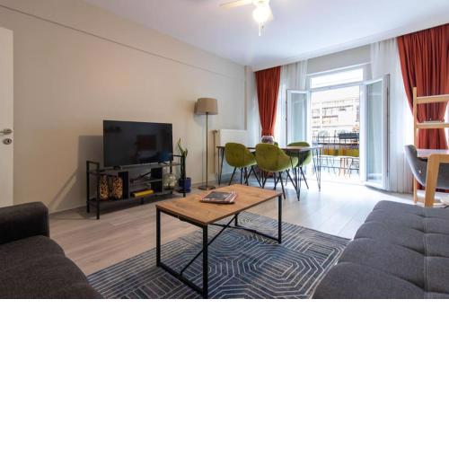 Lively 2BR Flat w Balconies in Fish Bazaar Kadikoy