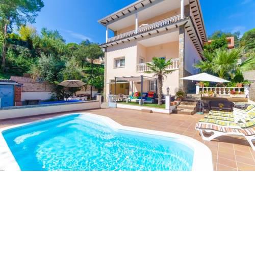 Lloret de Mar Villa Sleeps 12 Pool WiFi