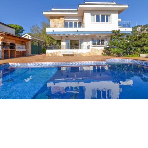 Lloret de Mar Villa Sleeps 15 Pool