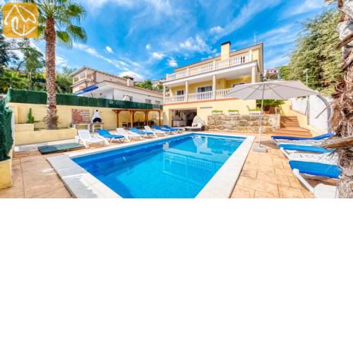 Lloret de Mar Villa Sleeps 18 with Pool and WiFi
