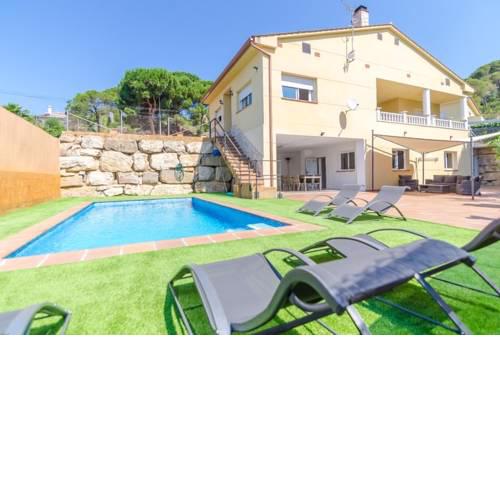 Lloret de Mar Villa Sleeps 6 Pool Air Con WiFi