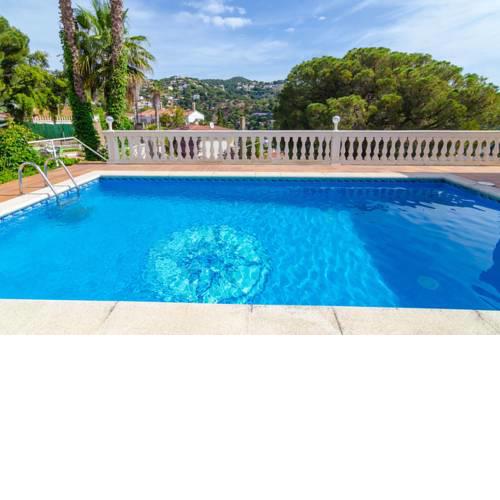 Lloret de Mar Villa Sleeps 6 Pool WiFi