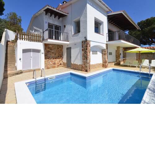Lloret de Mar Villa Sleeps 6 Pool WiFi