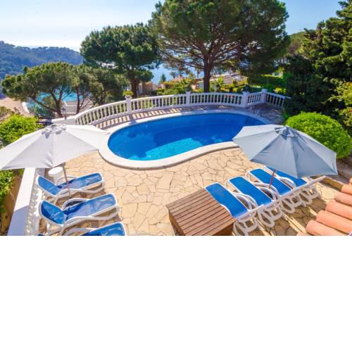 Lloret de Mar Villa Sleeps 6 Pool WiFi