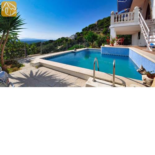 Lloret de Mar Villa Sleeps 7 with Pool and WiFi