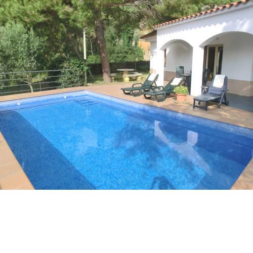 Lloret de Mar Villa Sleeps 7 with Pool and WiFi