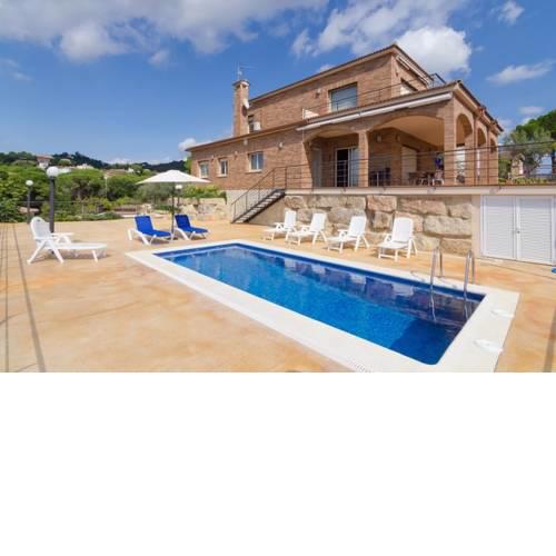 Lloret de Mar Villa Sleeps 8 Pool Air Con WiFi