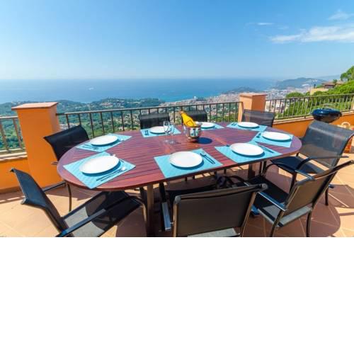 Lloret de Mar Villa Sleeps 8 Pool Air Con WiFi