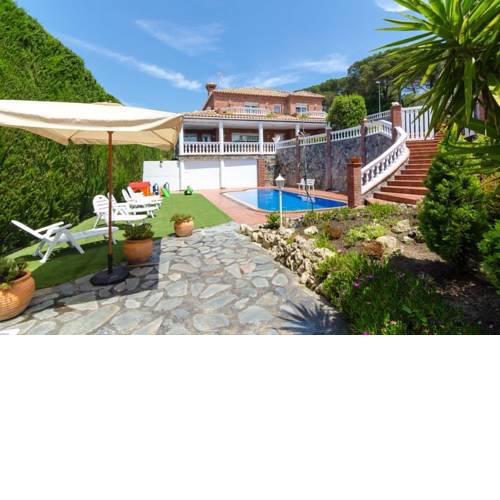 Lloret de Mar Villa Sleeps 8 Pool Air Con WiFi
