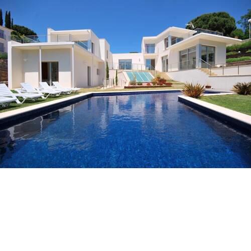 Lloret de Mar Villa Sleeps 8 Pool Air Con WiFi