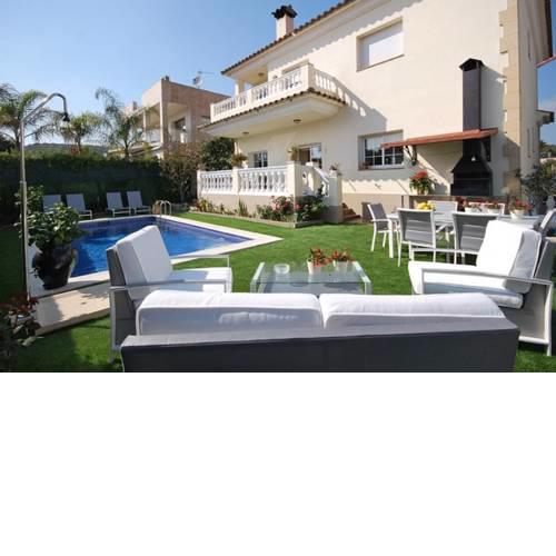Lloret de Mar Villa Sleeps 8 Pool WiFi