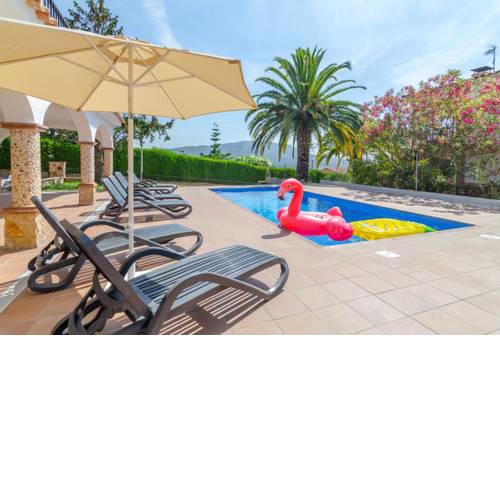 Lloret de Mar Villa Sleeps 8 with Pool Air Con and Free WiFi
