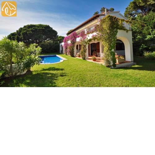 Lloret de Mar Villa Sleeps 8 with Pool Air Con and WiFi
